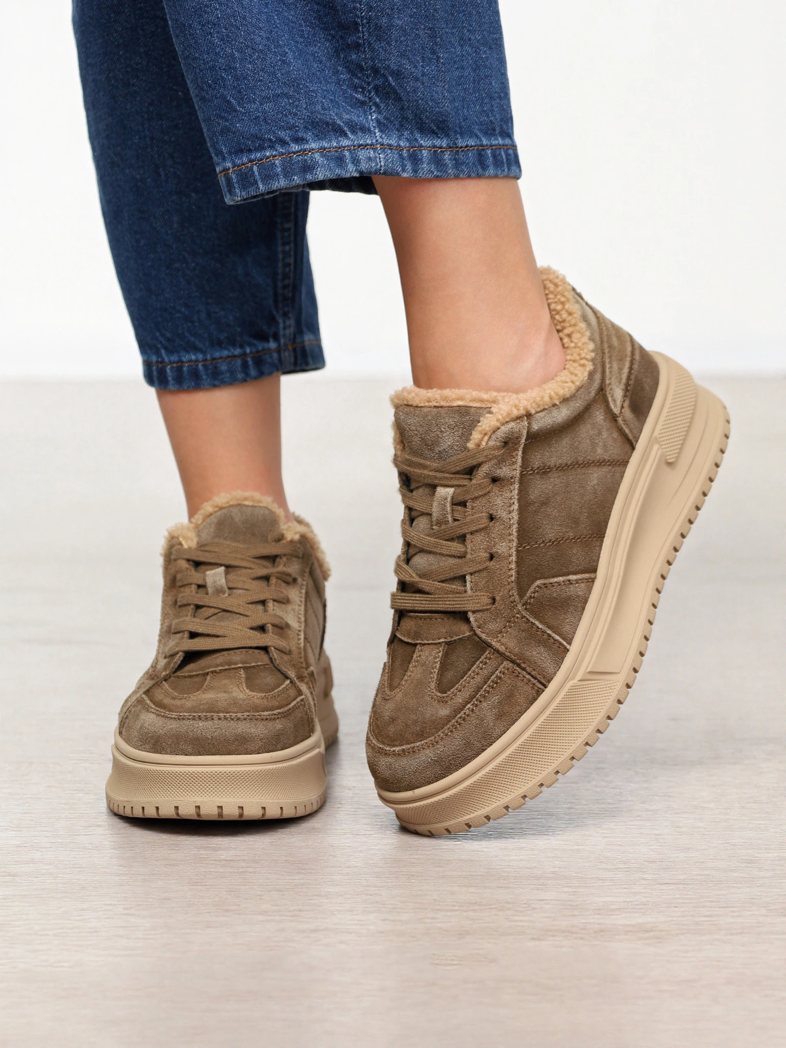 Кроссовки утепленные цвета хаки на средней платформе